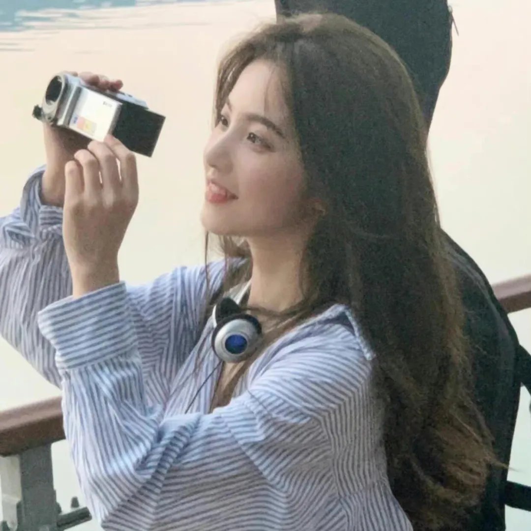 穿风信子蓝的少女